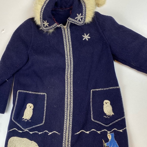 Vintage 1960s Inuit Wool and Fur Duffle Parka with Embroidered Animals - Sz M - Picture 3 of 16